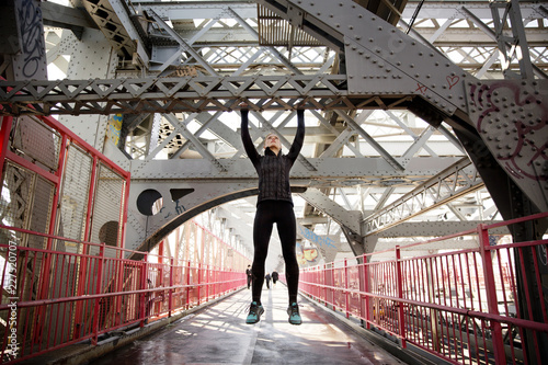 Canvas Print Woman exercising at Williamsburg Bridge, USA