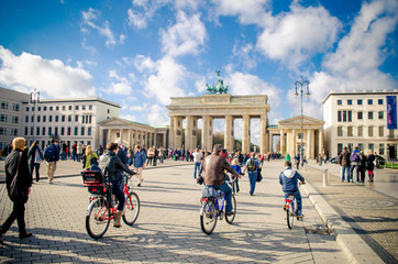 Fototapete Berlin Menschen Radfahren in der Nähe des Brandenburger Tors, Berlin, Deutschland  © Facundo