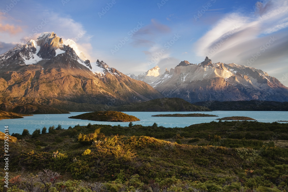 Obraz premium Snowcapped mountains and lake, Torres del Paine, Chile