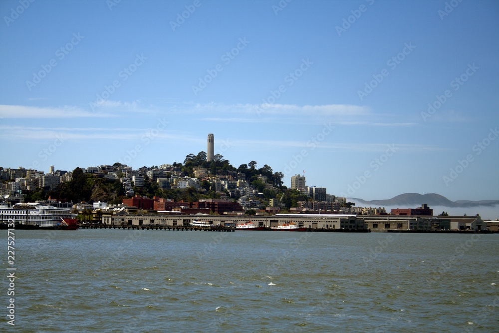 Naklejka premium San Francisco skyline on a beautiful sunny day
