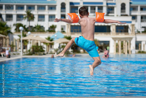 Obraz na płótnie Boy in a swimming pool. w salonie