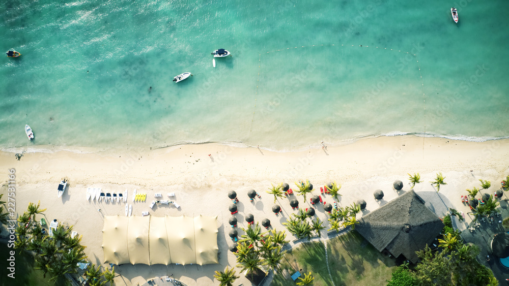Naklejka premium Luftbild von einem atemberaubenden Strand in Mauritius