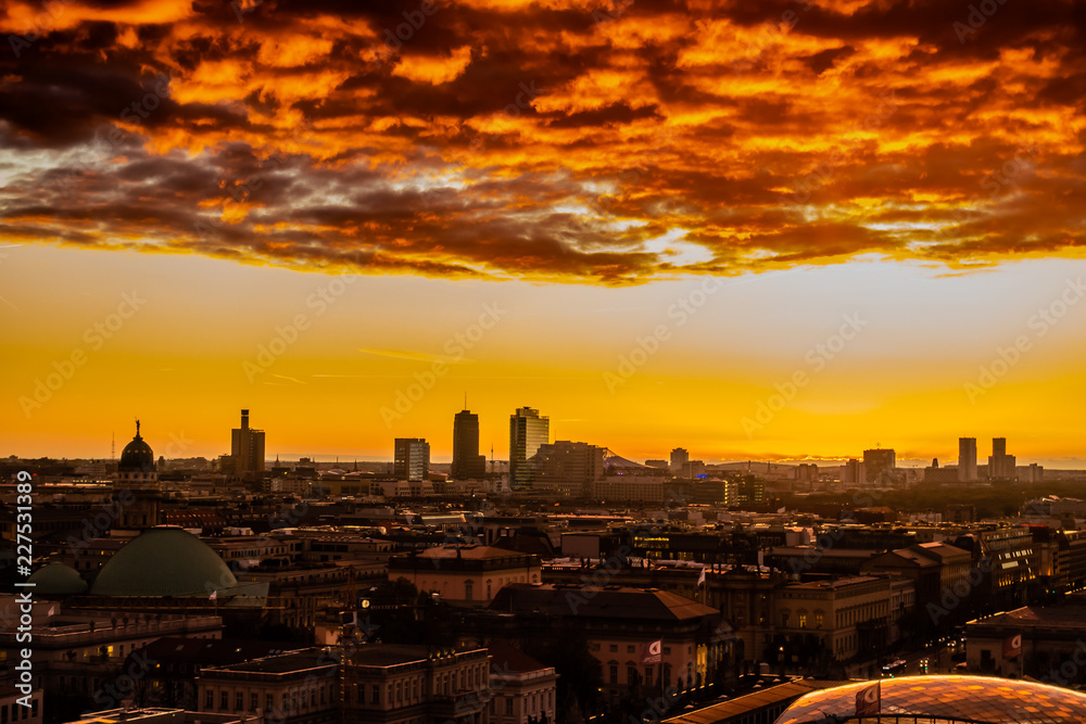 Berlin von oben bei Sonnenuntergang