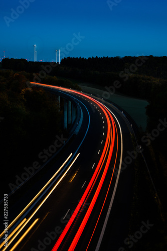 Autobahnbr  cke bei Nacht Windr  der im Hintergrund .