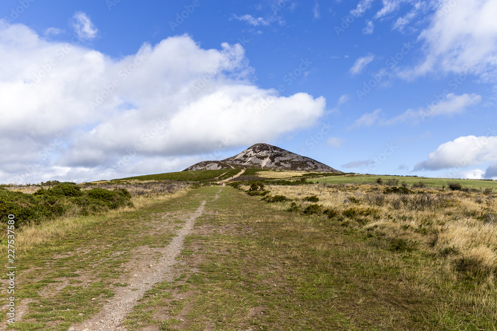 dirt path towards the Sugar Loaf Mountain