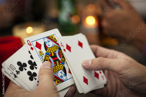 Φωτογραφία Hands playing with cards