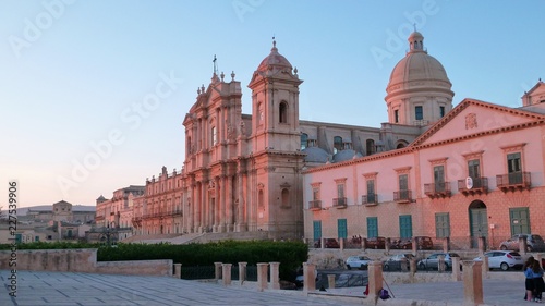 Noto en Sicile, vue sur la cathédrale San Nicolo au soleil couchant (Italie) photo