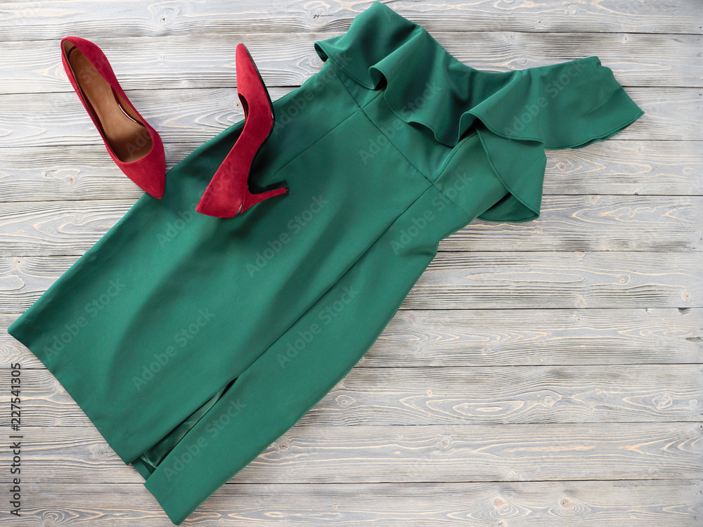 11 Outfits: What Color Shoes to Wear with a Green Dress -