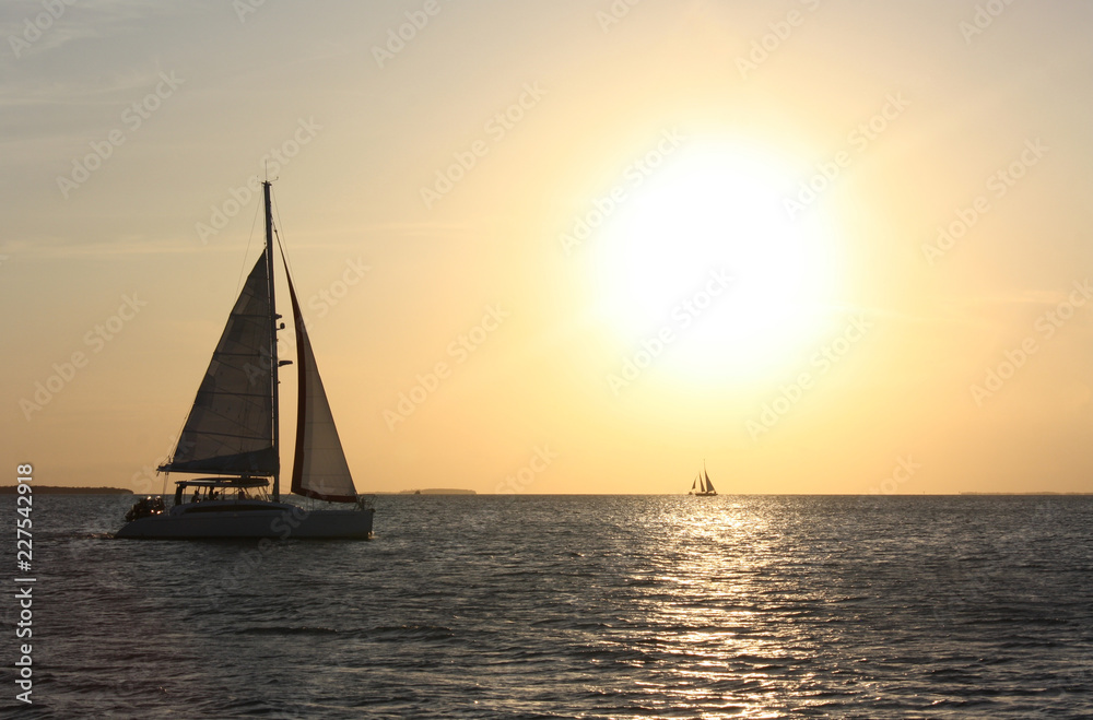 velero atardecer