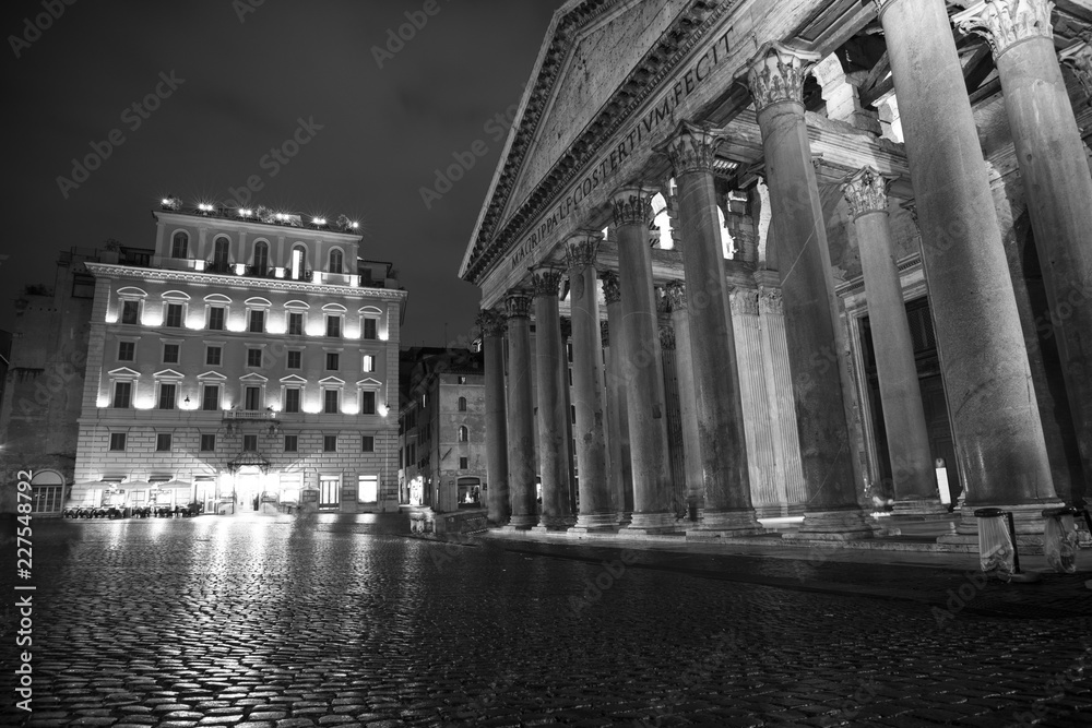 Obraz premium picture of the Pantheon of Rome taken at night, Italy