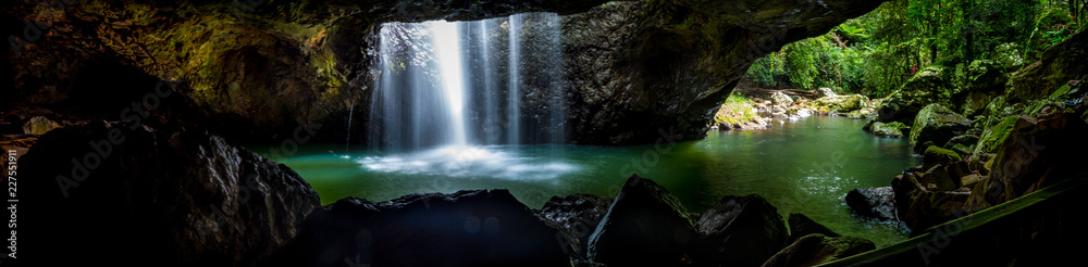 Fototapeta Wodospad w jaskini