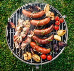 Stickers Grill / Barbecue Worst spek en groenten op grillplaat  © zi3000