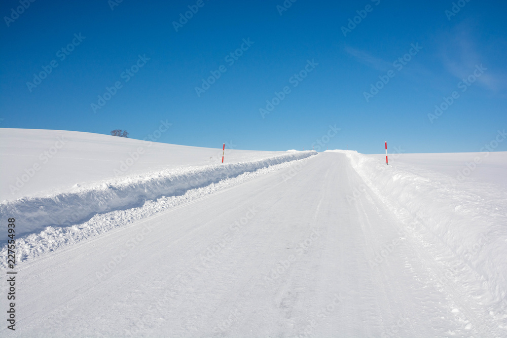 雪道と青空