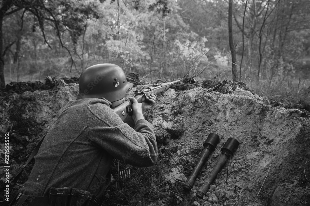 Fényképezés German Wehrmacht Infantry Soldier In World War II Hidden  Sitting - az Europosters.hu