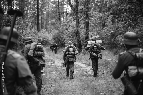 Obraz na płótnie Re-enactors Dressed As German Infantry Soldiers In World War II w salonie