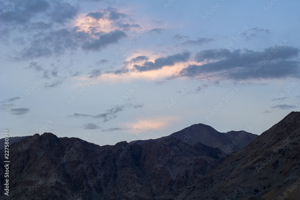 Obraz premium cold sky over the mountains in the evening
