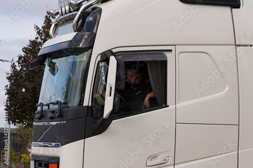 LKW Fahrer in seinem Führerhaus