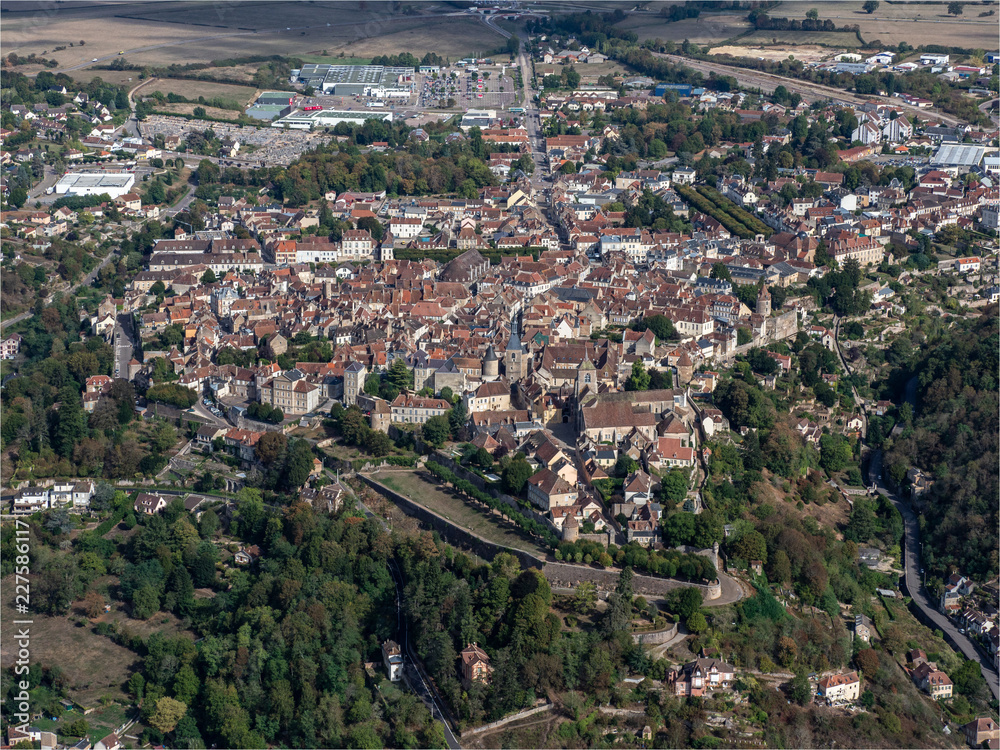vue aérienne de la ville d'Avallon dans le département de la Nièvre en France