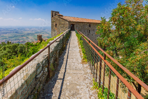 Foto Patrol path on top of the walls of Fortress Girifalco, in Cortona, Italy