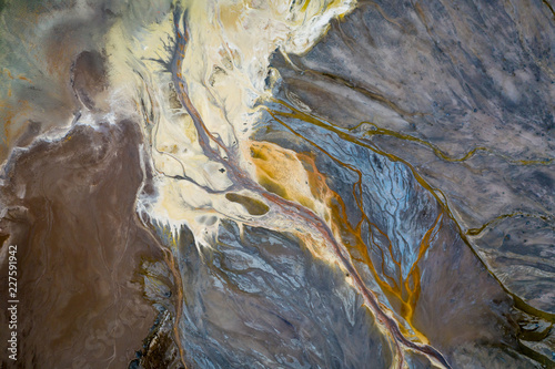 Widok z góry na abstrakcyjne wzory i kształty rzek odpadów mineralnych z elektrowni.