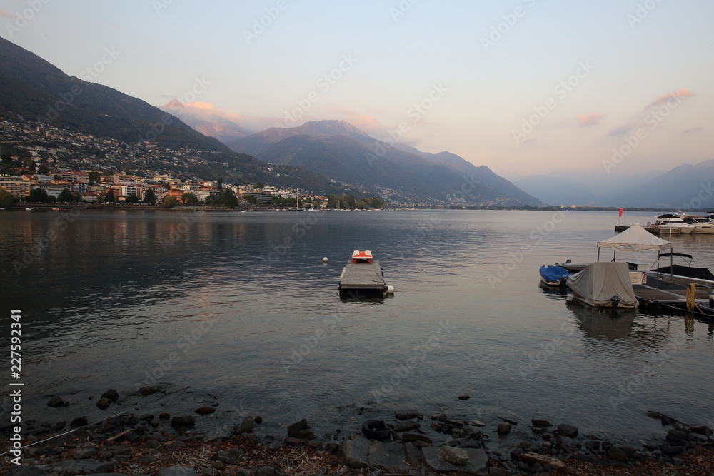Fototapeta premium tramonto lungolago Locarno