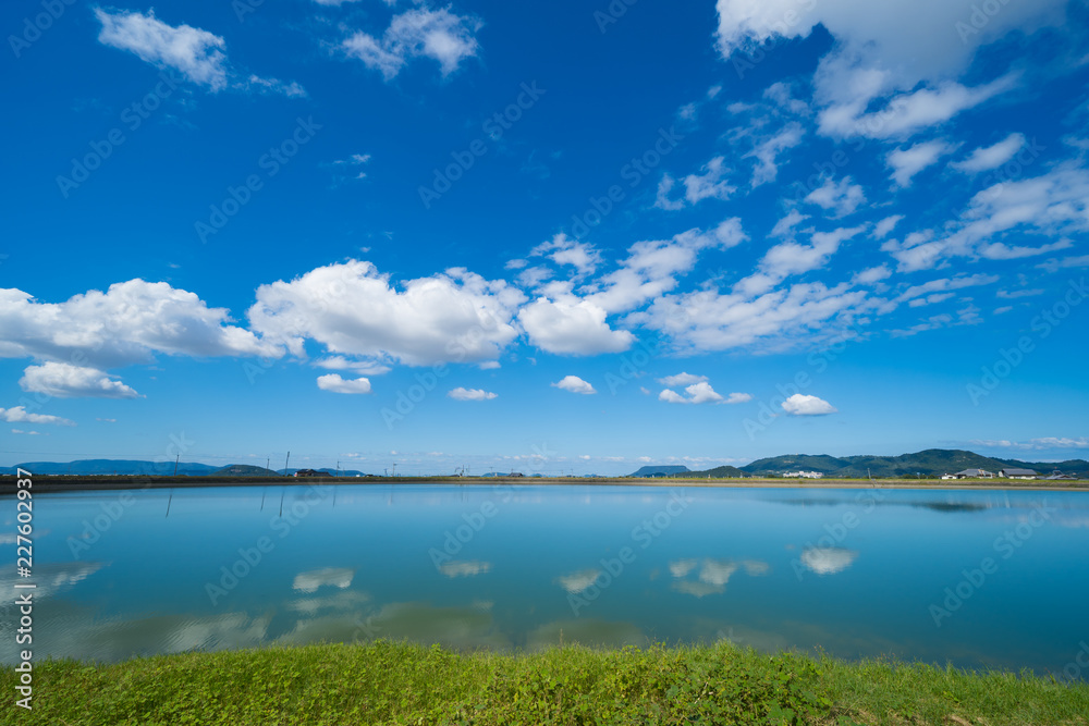 水面に映る青空と雲(香川県三木町)