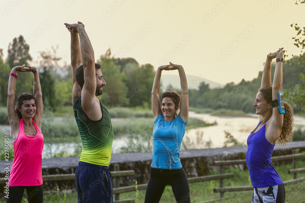 Obraz premium fitness outdoor workout with trainer