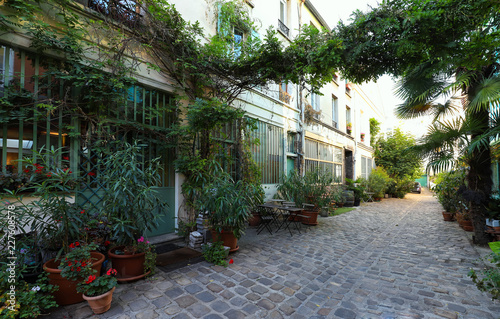 Fototapeta Zagubiona tajna ulica Figuier w paryskiej dzielnicy Bastille.