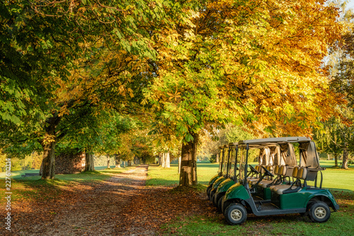 Caddies auf einem herbstlichen Golfplatz photo