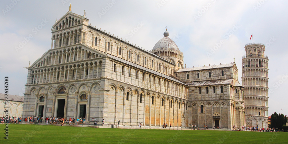 The Leaning Tower of Pisa lurking behind the Cattedrale di Pisa