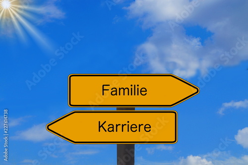 Zwei Richtungspfeile und Wahl zwischen Familie und Karriere © studio v-zwoelf