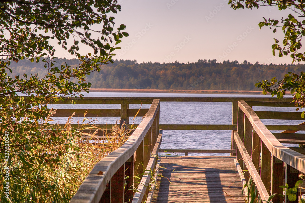 Steg mit Aussichtspunkt an einem See