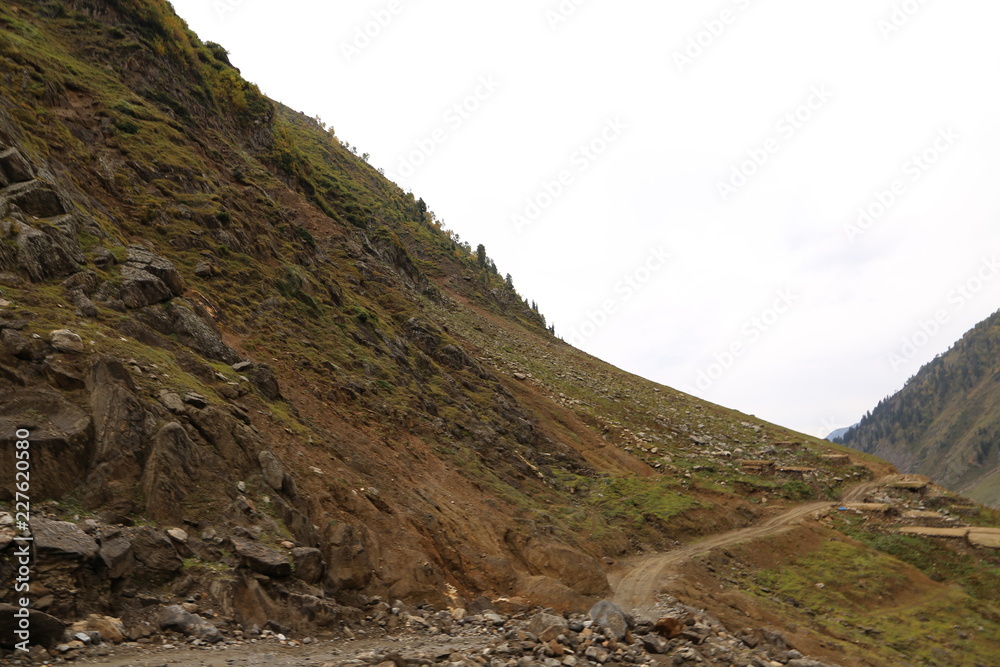 Obraz premium The beautiful track passing through the moutains