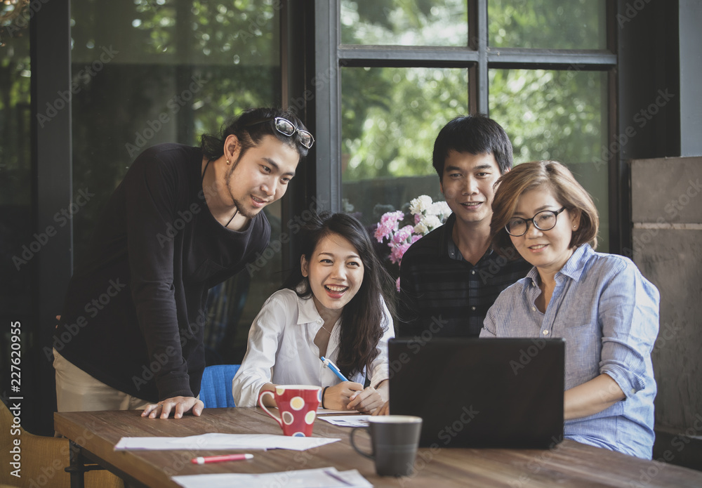 Obraz premium asian freelance team work looking to computer for project successful