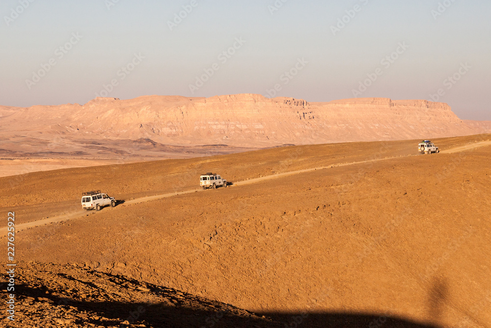 Strada nel deserto all'interno del Makhtesh Ramon Strada nel deserto all'interno del Makhtesh Ramon