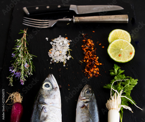 Zwei rohe fische mit Gewürzen zum grillen photo