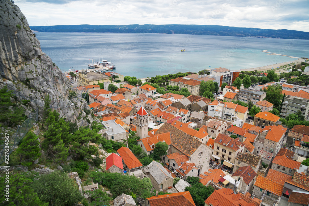 Obraz premium Beautiful summer view on the old town Omis in Croatia.