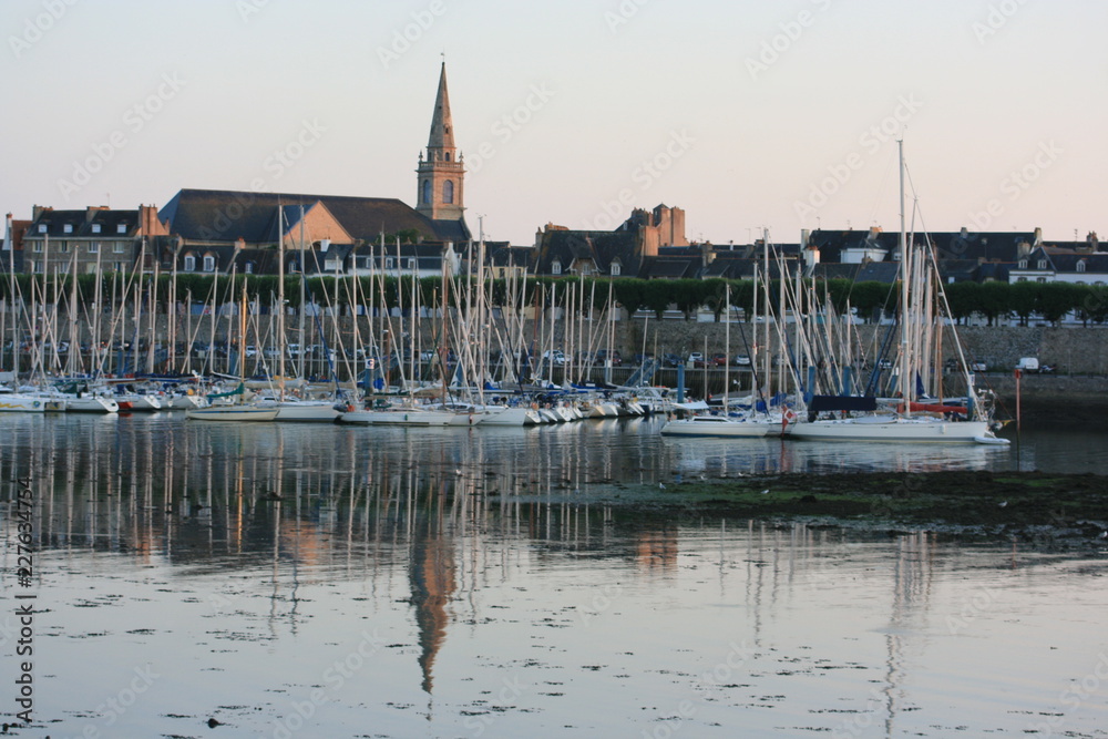 Port de plaisance et église Notre-Dame-de-l'Assomption à Port-Louis  (Bretagne, Morbihan) Stock Photo | Adobe Stock