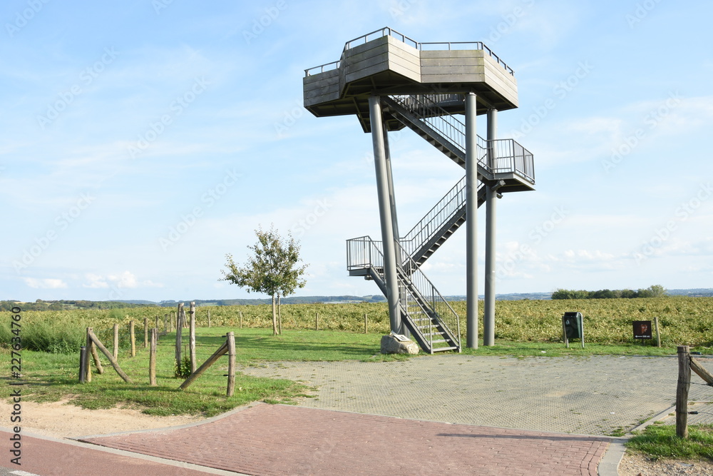 uitkijktoren op de heuvels van Zuid-Limburg uitkijktoren op de heuvels van Zuid-Limburg