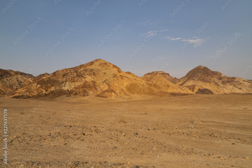 sabbia e montagne nel deserto