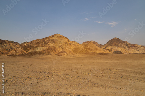 sabbia e montagne nel deserto