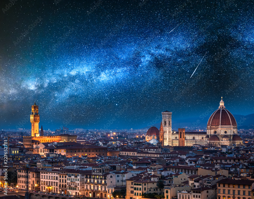 Fototapeta premium Droga Mleczna i spadające gwiazdy nad Florencją nocą, Włochy