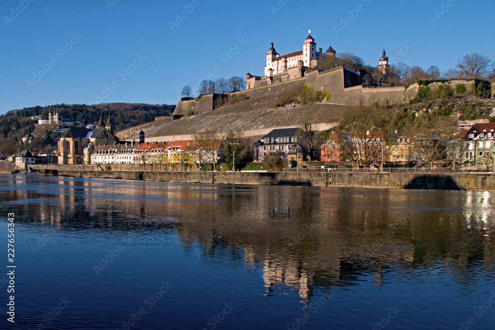 Blick über den Main auf Festung Marienberg, Würzburg, Unterfranken, Bayern, Deutschland 