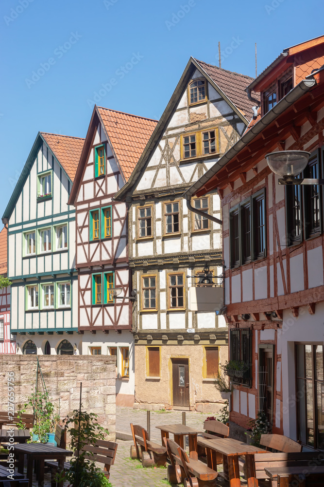 Fototapeta premium Domy z muru pruskiego na cmentarzu przykościelnym w Schmalkalden w Turyngii