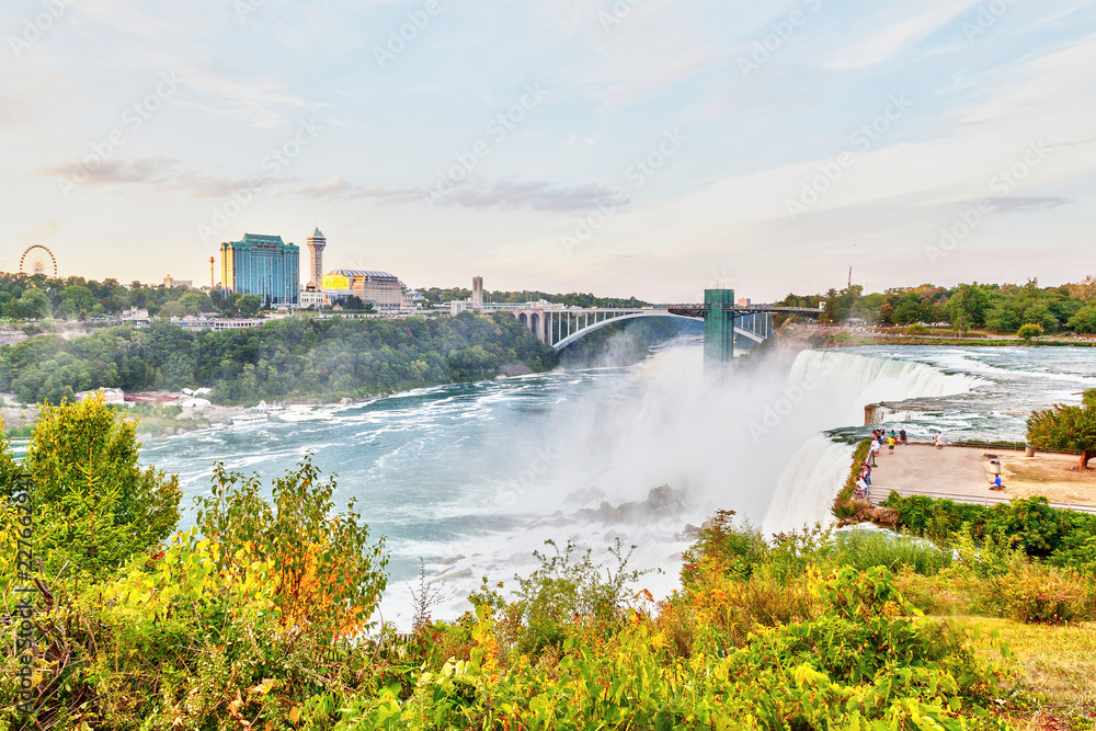 Fototapeta Doświadczanie potężnych wodospadów Niagara na Rainbow Bridge łączącym Stan Nowy Jork i Ontario