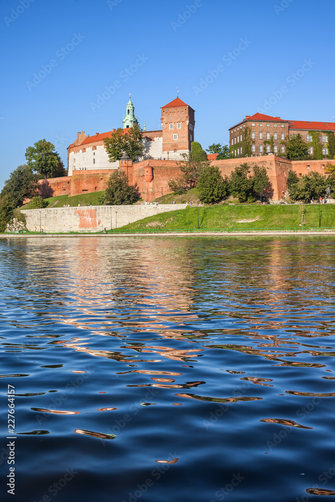 Obraz premium View From Vistula River to Wawel Castle in Krakow