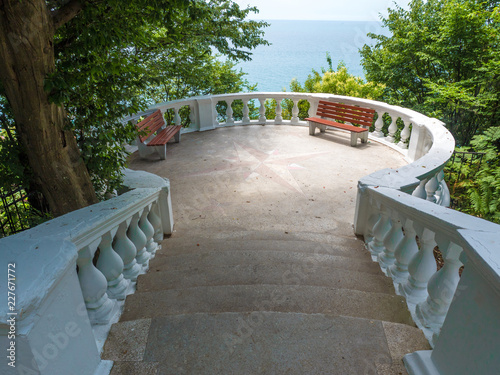 Valokuva Observation deck with stairs and sea views located in the forest