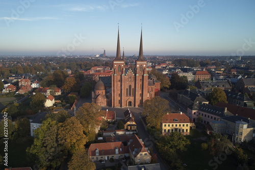 Foto Roskilde cathedral of kings and Roskilde city located in Denmark