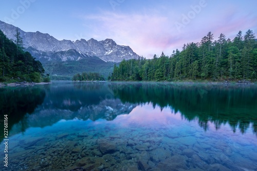 Spiegelung der Zugspitze im Eibsee im Morgengrauen