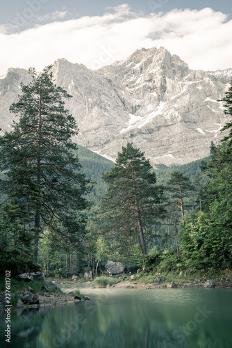 idyllischer Eibsee mit bewaldeten Inseln vor Zugspitzpanorama
